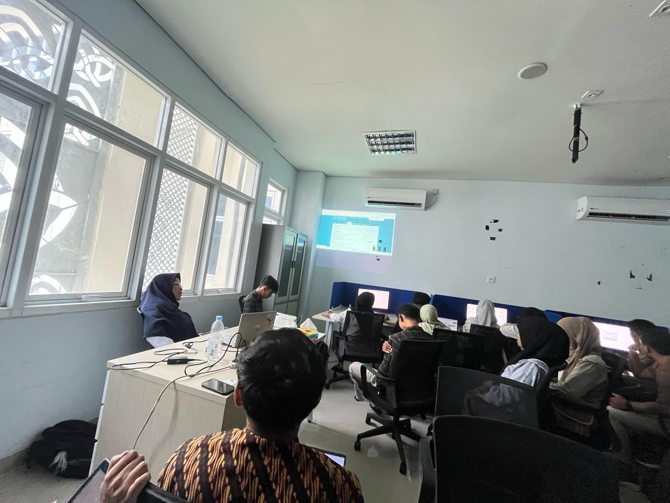Pusat Lingkungan Hidup dan SDGs Laksanakan Literasi Digital untuk Mahasiswa