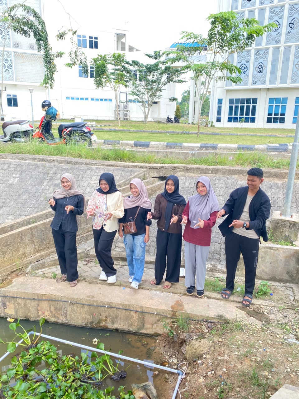 Volunteer PLHSDGs Sebar Eceng Gondok di Embung UIN: Jaga Ekosistem Air Sekaligus Manfaat Ekonomis