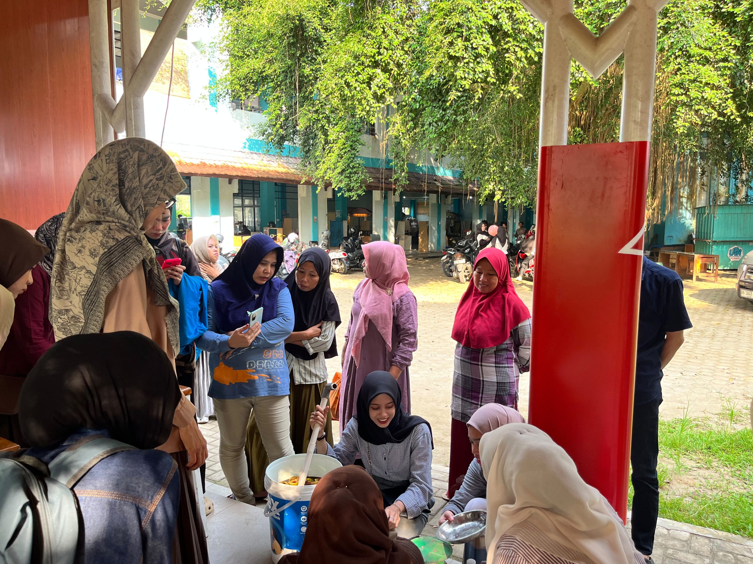Tingkatkan Pengolahan Sampah Organik: Volunteer SDGs Latih Pedagang Sutha Foodcourt Membuat Eco-enzyme