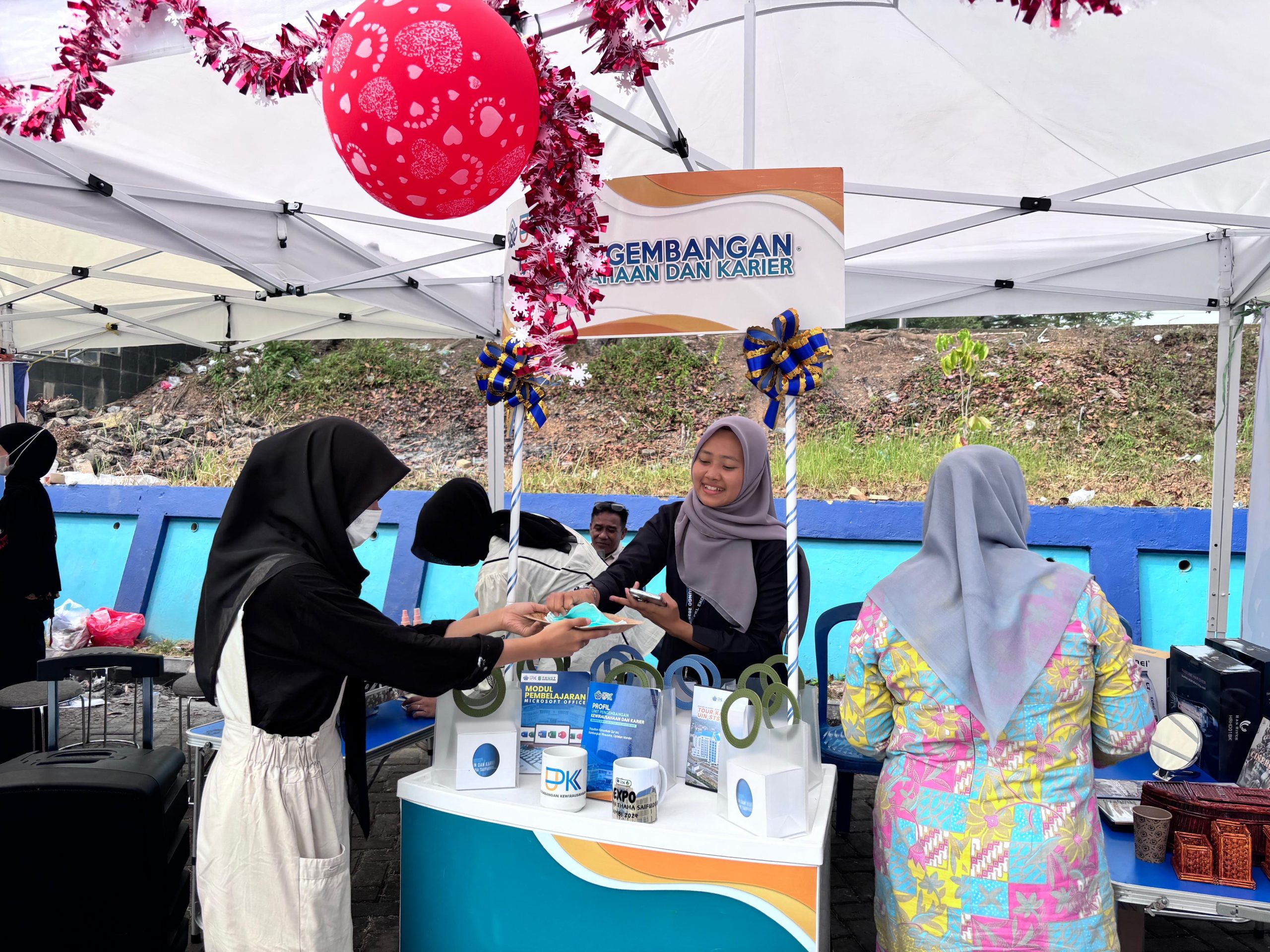 Sikapi Kondisi Pencemaran Udara, PLGSDGs Bagikan Masker Gratis di Kampus UIN STS Jambi