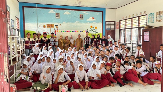 Sulap Sampah Plastik Menjadi Rak Buku: Mahasiswa KKN UIN STS Jambi Edukasi Ekobrik di SDN 086 Tebat Patah